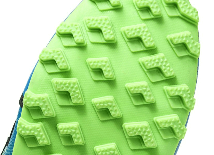 Close-up of green non-slip pattern on the EVA outsole of waterproof men's sneakers SF0780.